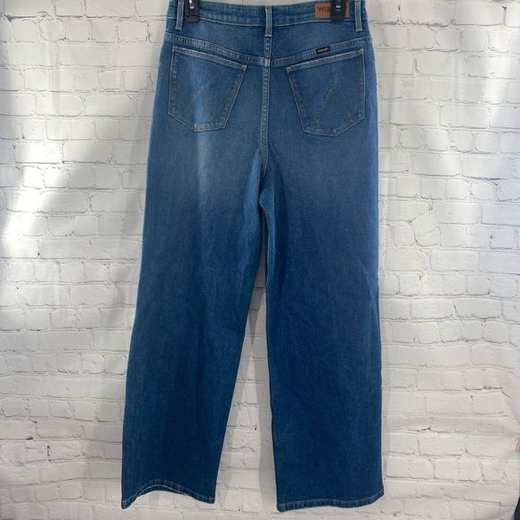 Wrangler Women’s Distressed High Rise Wide Leg Jeans Size  6 - Picture 2 of 8